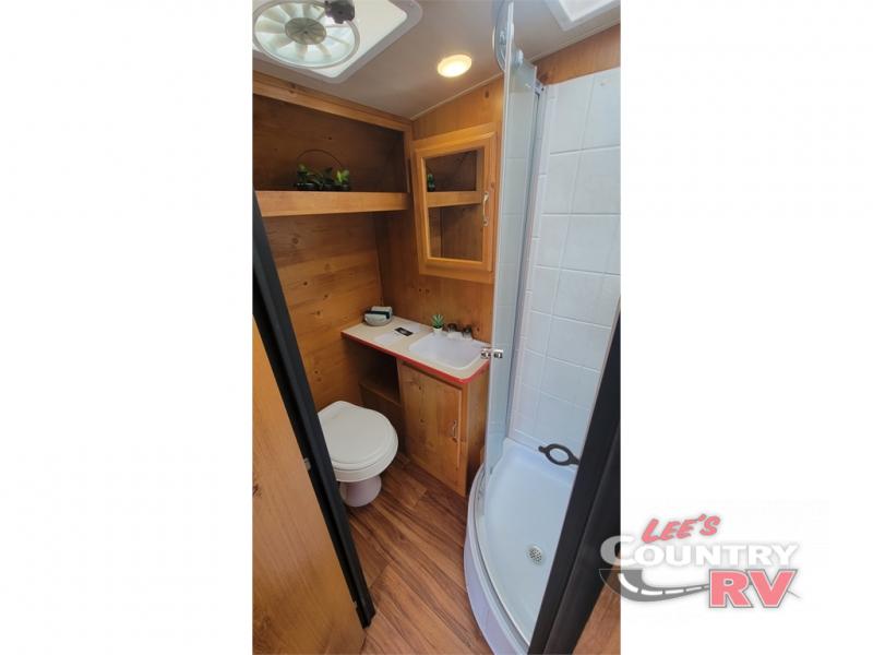 Gulf Stream RV Vintage Cruiser 19CSK bathroom