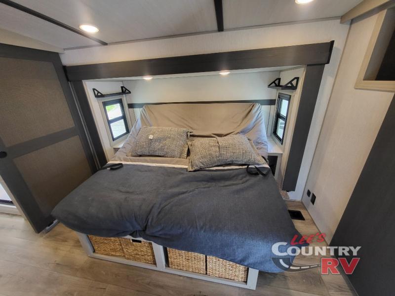 Forest River RV Wildwood Heritage Glen Elite Series 36FL bedroom