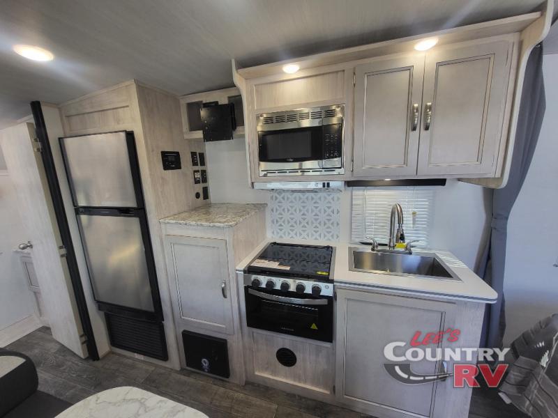 Gulf Stream RV Vista Cruiser 19RBS kitchen